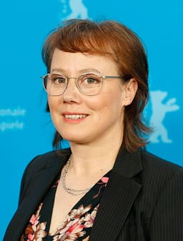Eva Löbau